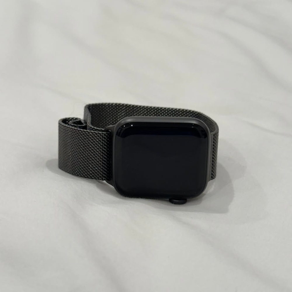 Apple Watch SE (1st Generation) with Stainless Steel Mesh Strap